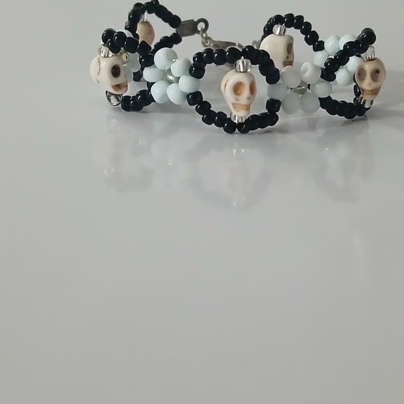 Black and White Beaded Bracelet with Elegant Design - Picture 2 of 6